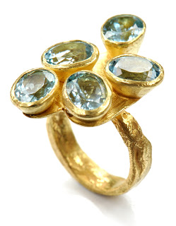 5 Aquamarine 18kt gold ring