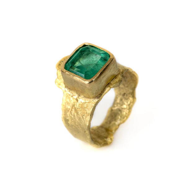 RGdNOEm010400M 18k gold textured ring with 4.4ct Emerald